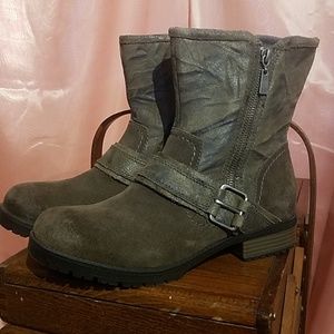 CLARKS SUEDE ENGINEER BOOTS W/ INNER ZIPPER 9WIDE